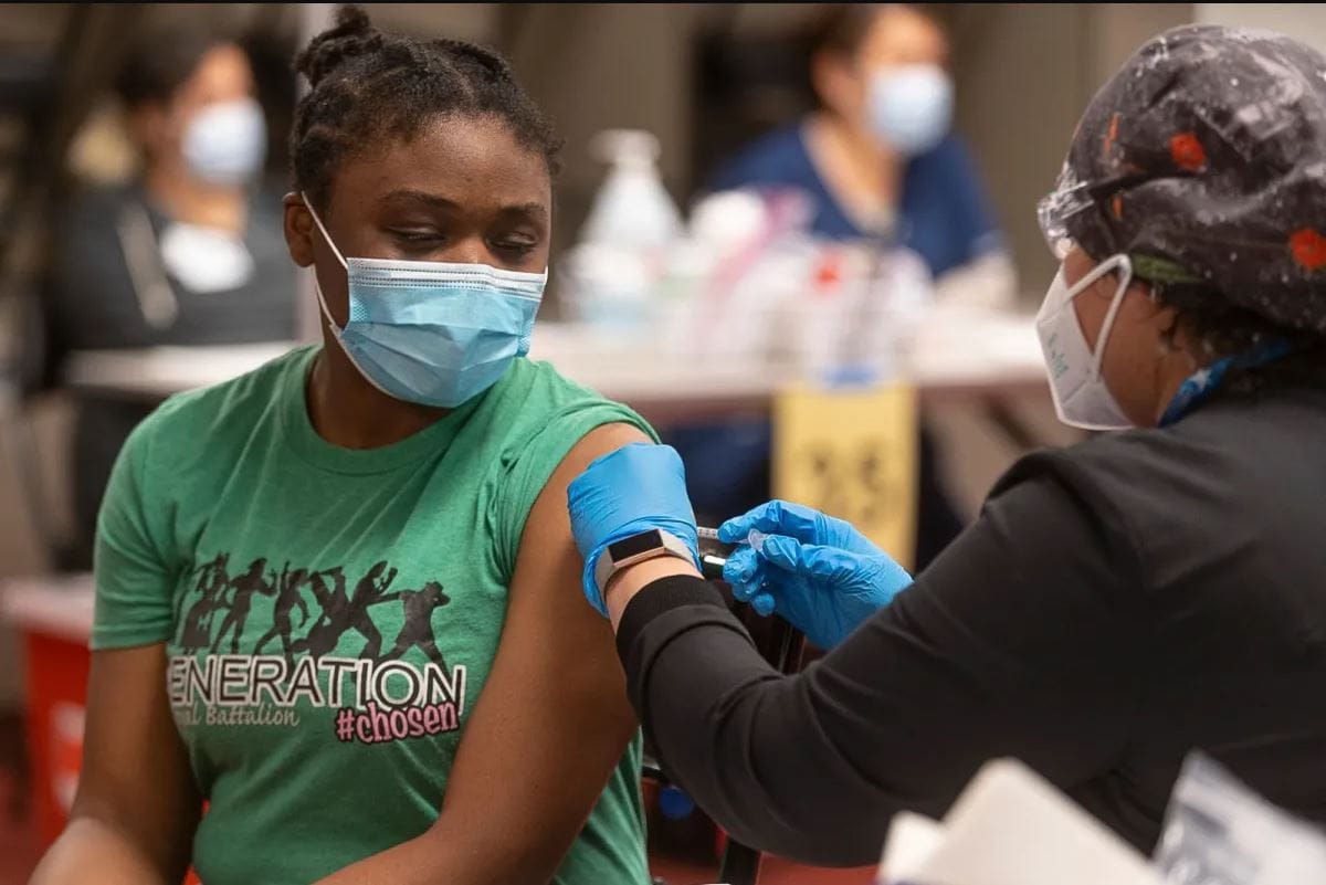 Les autorités sanitaires américaines retardent l’approbation du vaccin Moderna pour les adolescents