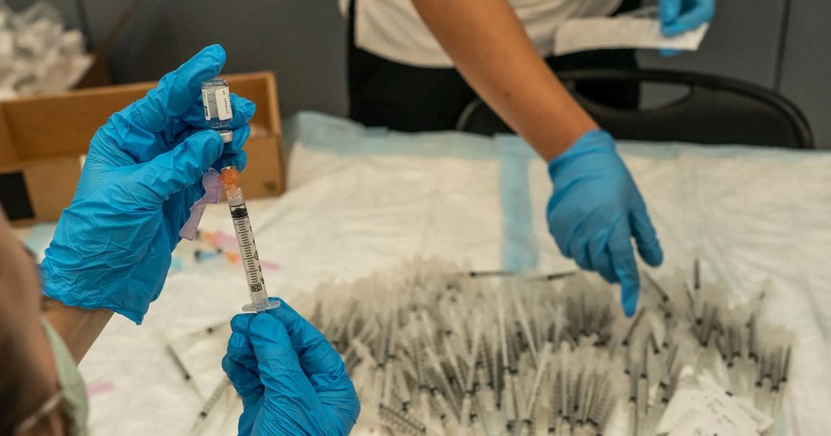Vaccins anti-Covid : des millions de doses jetées, un gaspillage qui ne cesse d’augmenter