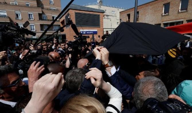 Macron haï et malmené lors de sa sortie à Cergy-Pontoise : ça sent le roussi