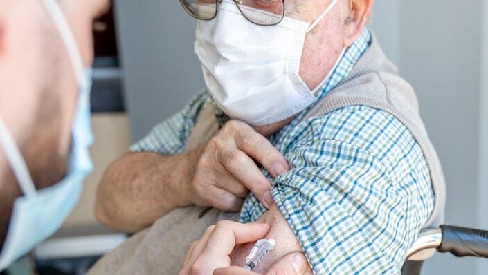 Covid chez les sujets âgés : une étude américaine confirme l’inefficacité des injections COVID