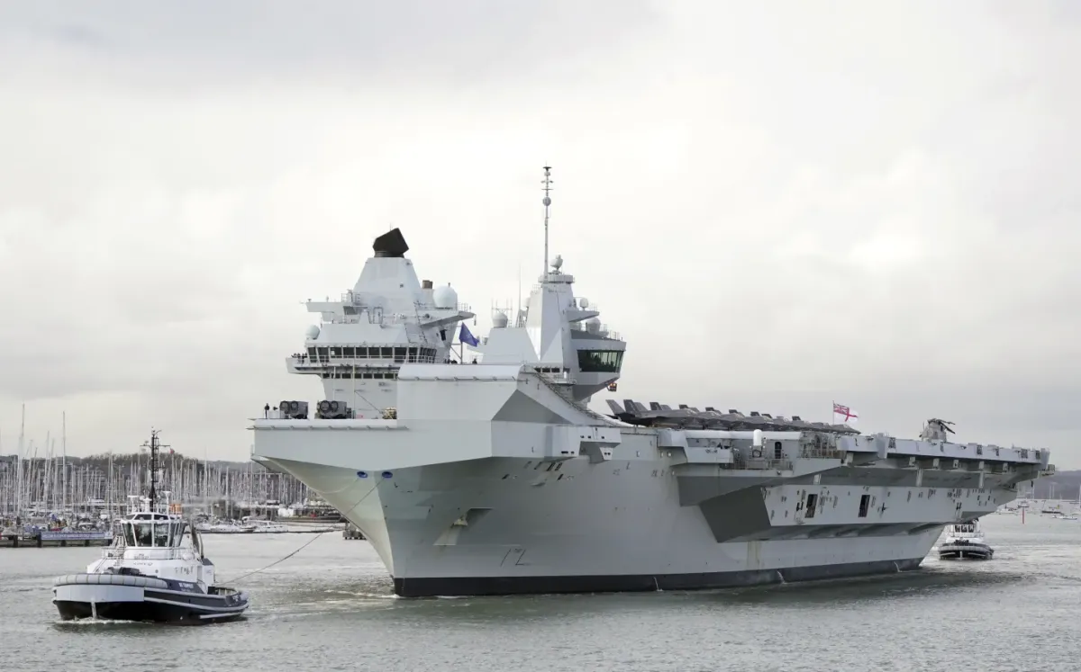 Le porte-avion britannique « Queen Elisabeth » en panne pour les manœuvres de l’OTAN