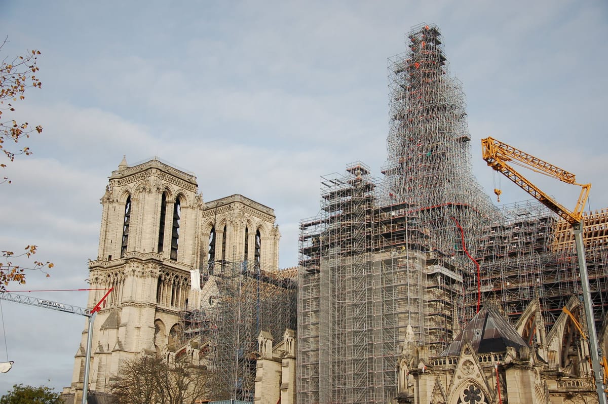« MacNéron » ne décolère pas: on lui refuse ses vitraux modernes à Notre-Dame