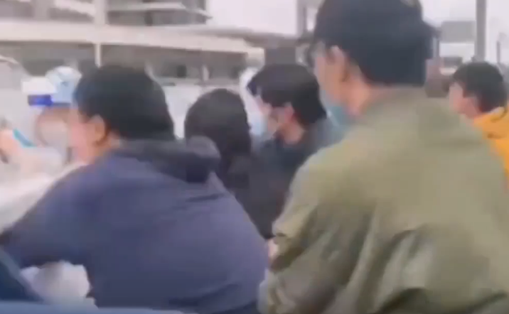 Vidéos : à Shangai, répression contre la population affamée et expropriée pour cause de COVID