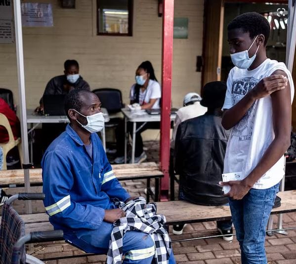 Face au vaccin contre le Covid-19, les jeunes Africains réfléchissent librement – et rejettent le diktat de l’OMS