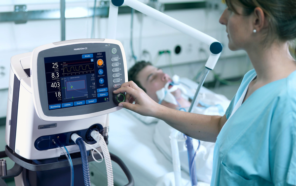 Couper l’électricité des respirateurs artificiels : une opération marketing concertée ?