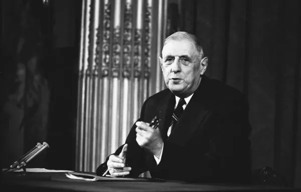 Viktor Orban a bien dérobé le képi du Général de Gaulle et il le porte fièrement