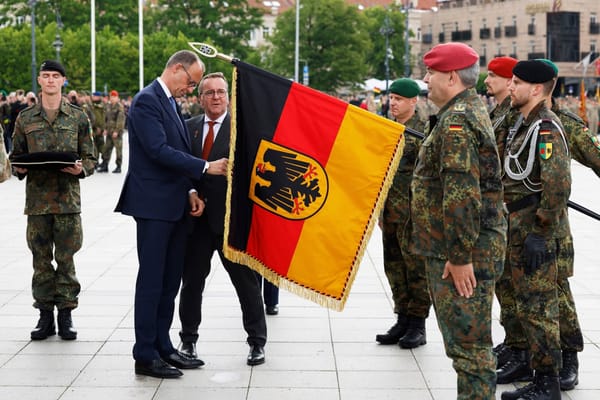 Merz veut la plus puissante armée d’Europe : un risque énorme pour la zone euro, par Ulrike Reisner