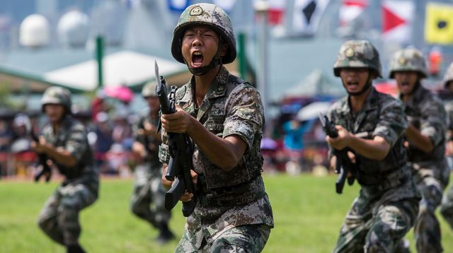 GUERRES,STRATEGIES, LUTTES,SYNDICALISME,CONFLITS .... - Page 3 Des-soldats-de-l-armee-chinoise-participent-a-une-demonstration-le-30-juin-2019-a-hong-kong_6206514