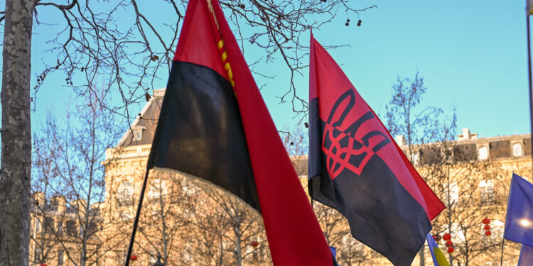 À Paris, des drapeaux pro-nazis dans les défilés ukrainiens