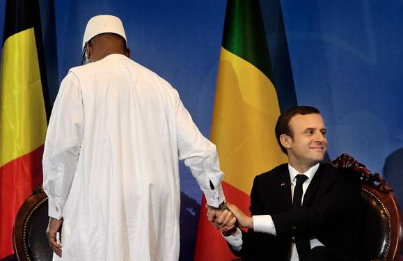 En Afrique, Macron veut renforcer son impopularité, par Dominique Delfosse