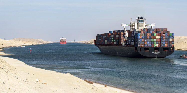 Comment la guerre en Palestine ruine le trafic maritime dans le canal de Suez