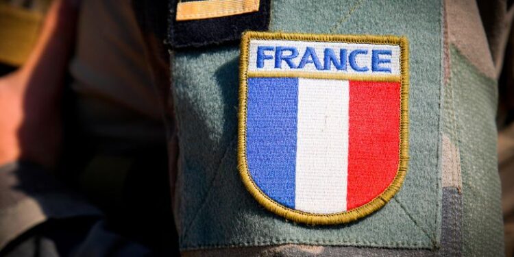 L’armée française, un escargot vide – par Yves-Marie Adeline